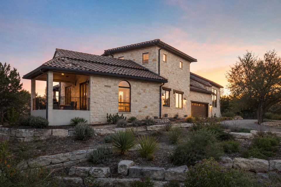 Boerne Kendall County Hill Country home on sloped foundation lot
